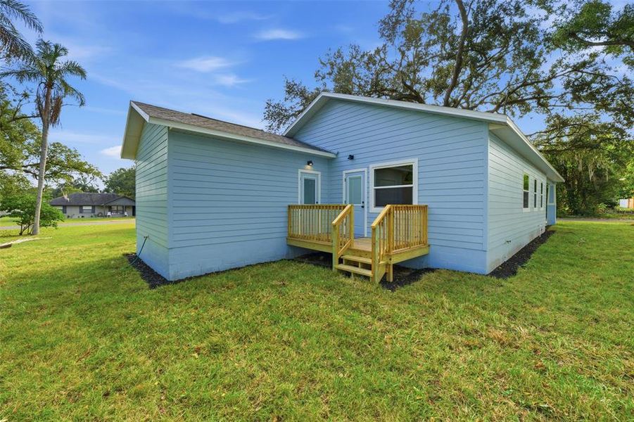 Exterior details and patio area of a home in , Plant City (Image 20).