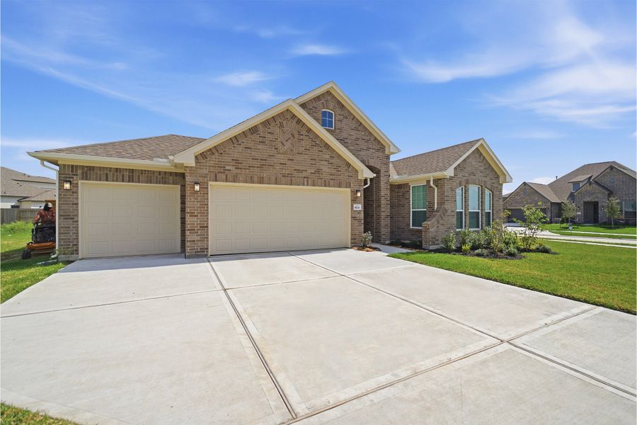 Front exterior of a new home in Canterra Creek, Rosharon, TX, highlighting curb appeal (Image 19). Front exterior of a new home in Canterra Creek, Rosharon, TX, highlighting curb appeal (Image 19).