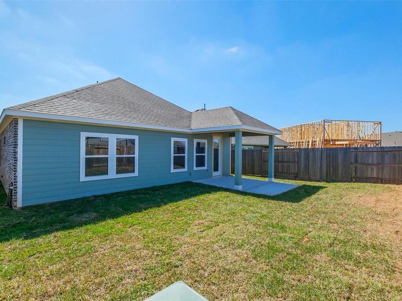 Exterior details and patio area of a home in Sunterra, Katy (Image 27).