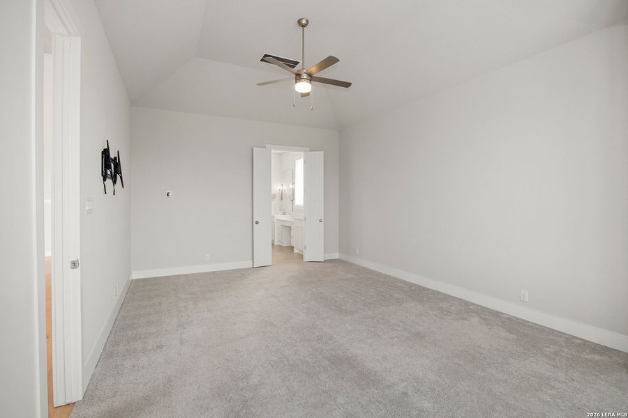 Spacious, unfurnished interior of a new home in Ventana, Bulverde (Image 40).