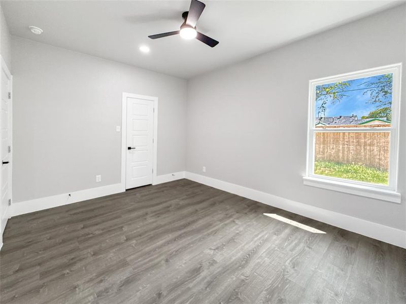 Unfurnished room with dark wood-style flooring, recessed lighting, and ceiling fan
