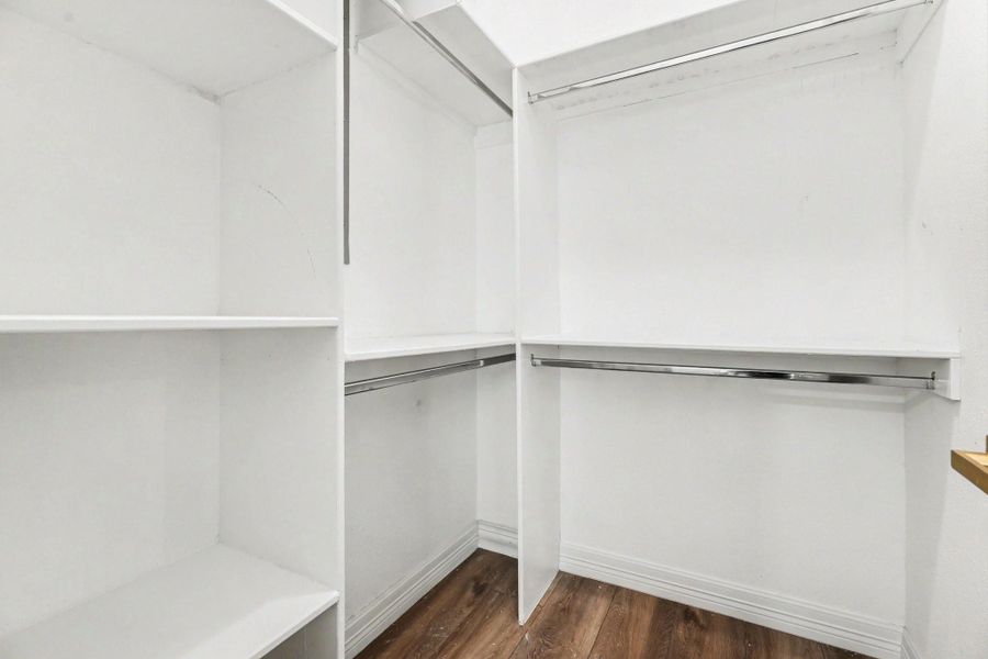 Spacious, unfurnished interior of a new home in , Galveston (Image 23).
