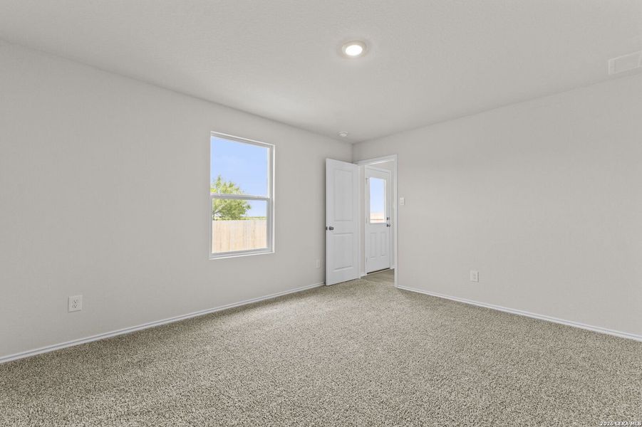 Spacious, unfurnished interior of a new home in Spring Valley, New Braunfels (Image 17).