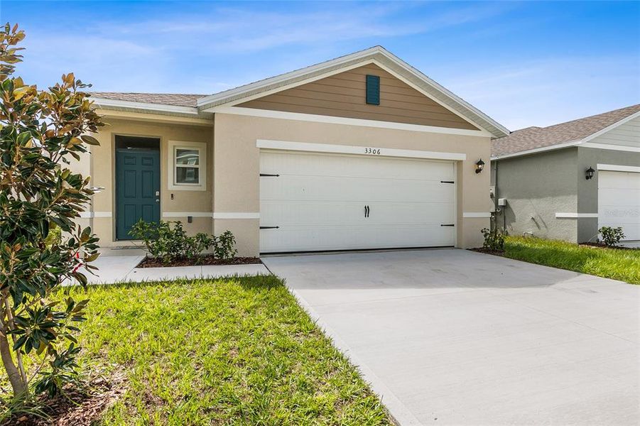 Exterior details and patio area of a home in Lake Deer Estates, Poinciana (Image 2).