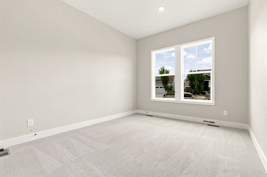 Spacious, unfurnished interior of a new home in Hilltop at Inspiration, Aurora (Image 18).
