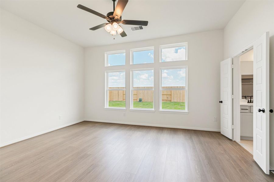 Spacious, unfurnished interior of a new home in Creekhaven, Iowa Colony (Image 19).