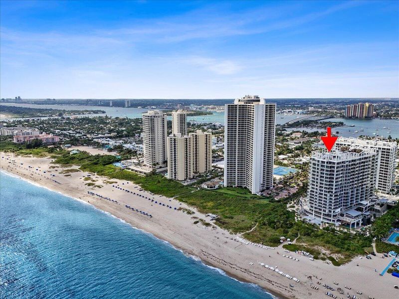 Condo located in West Palm Beach, FL showcasing its design and architecture (Image 37).