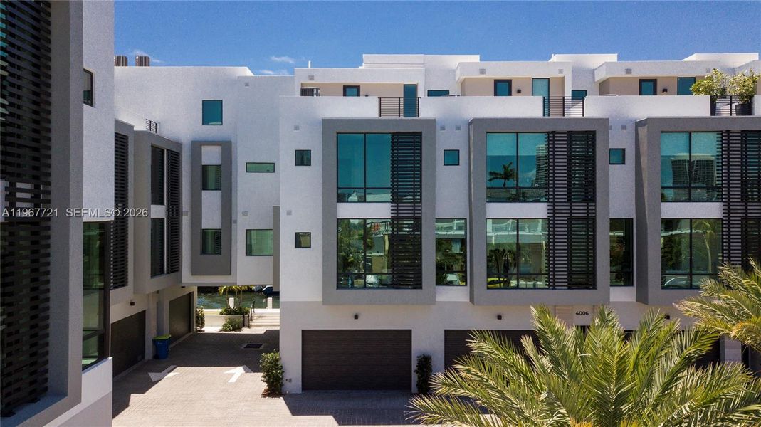 Condo located in North Miami Beach, FL showcasing its design and architecture (Image 21).