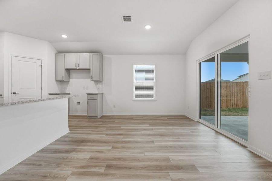 Spacious, unfurnished interior of a new home in Emory Crossing, Hutto (Image 10).