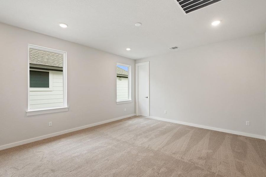 Spacious, unfurnished interior of a new home in Lariat, Liberty Hill (Image 31).