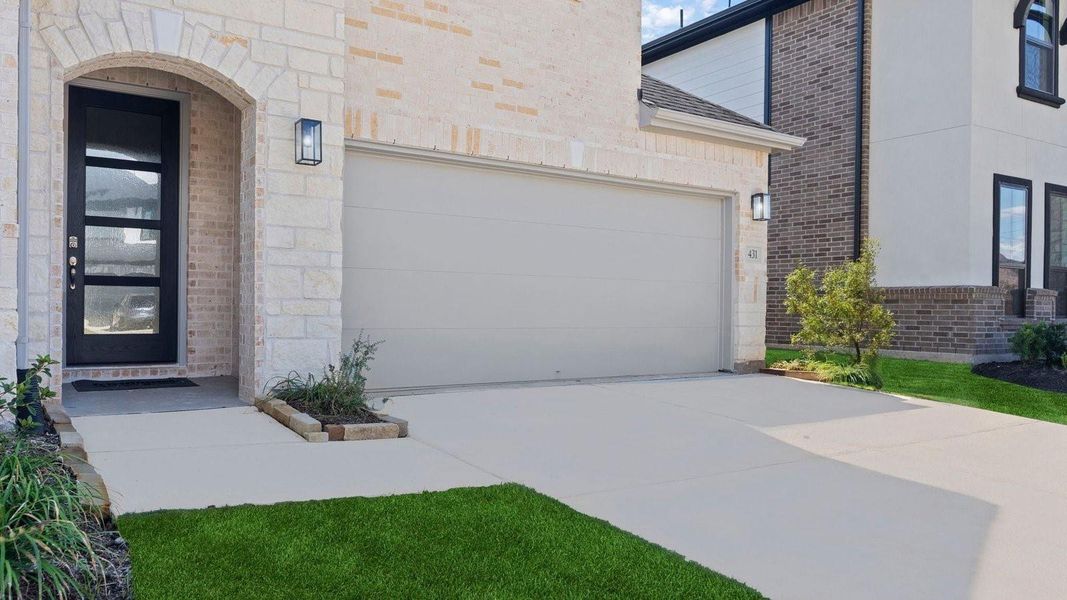Exterior details and patio area of a home in Harvest Green, Richmond (Image 25).