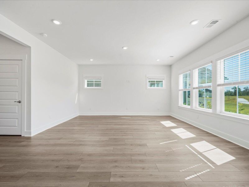 Spacious, unfurnished interior of a new home in , Summerville (Image 9).