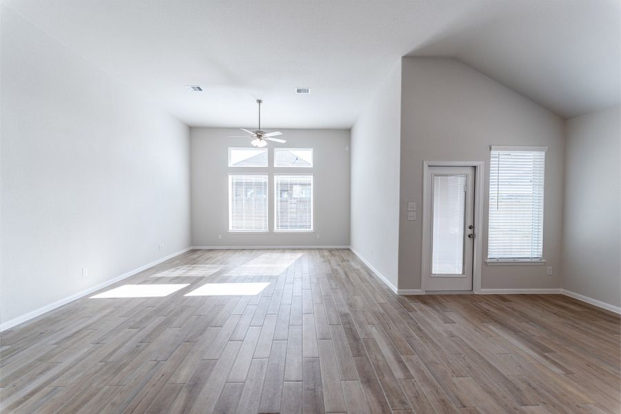 Spacious, unfurnished interior of a new home in Canterra Creek, Rosharon (Image 21).