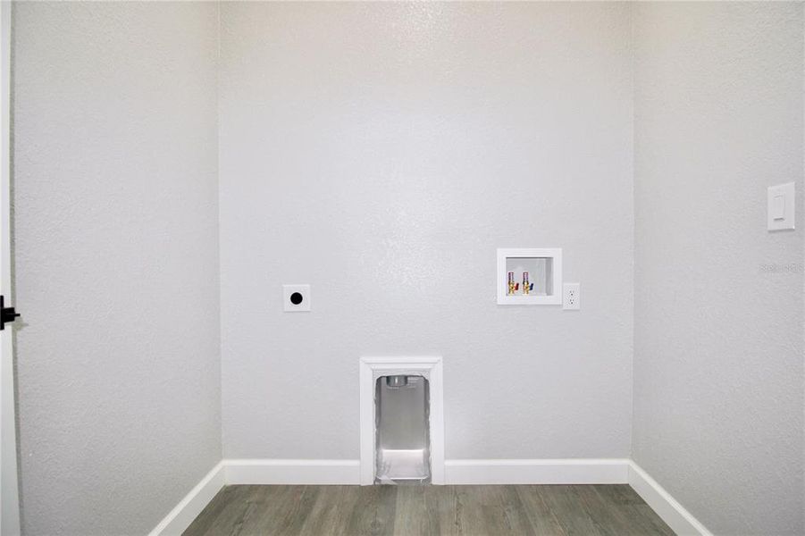 Spacious, unfurnished interior of a new home in , Sebring (Image 27).