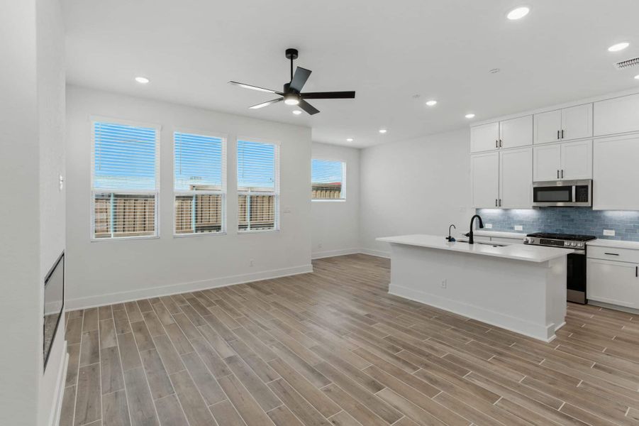 Spacious, unfurnished interior of a new home in Rose Hill, San Antonio (Image 14).