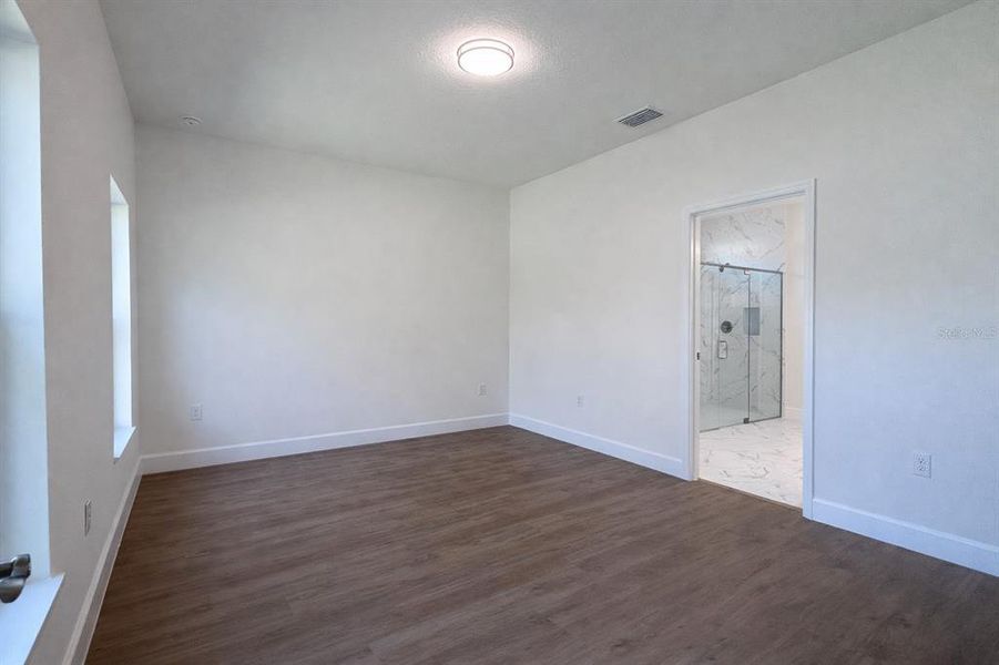 Spacious, unfurnished interior of a new home in , Citrus Springs (Image 27).