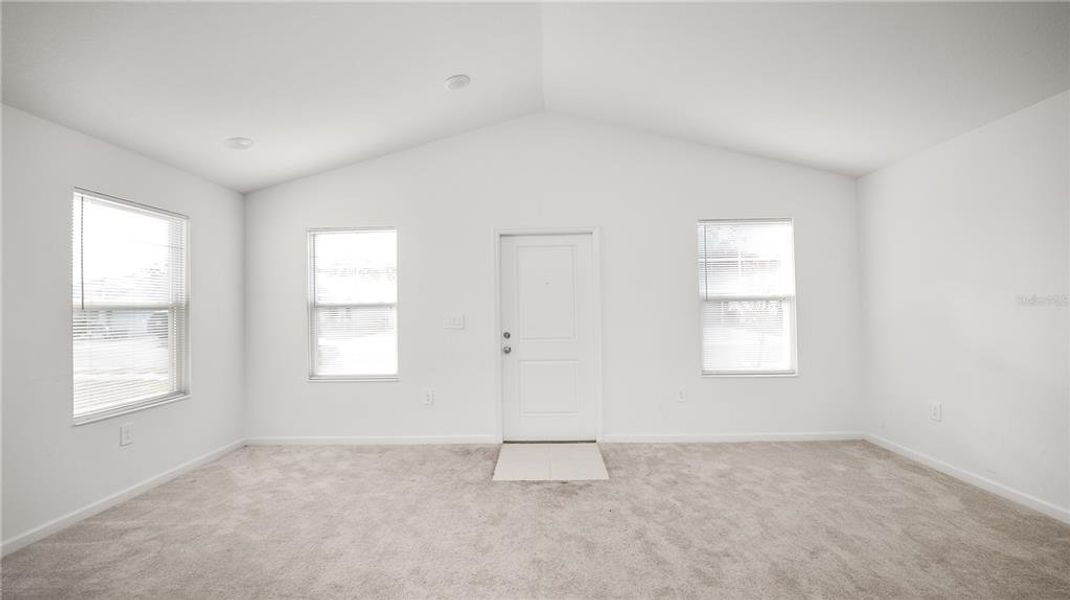 Spacious, unfurnished interior of a new home in Peace Creek Reserve: Legacy Collection, Winter Haven (Image 20).