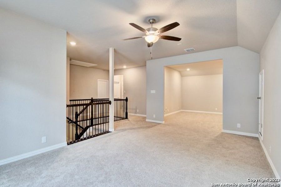 Spacious, unfurnished interior of a new home in Stream Waters, Seguin (Image 20).