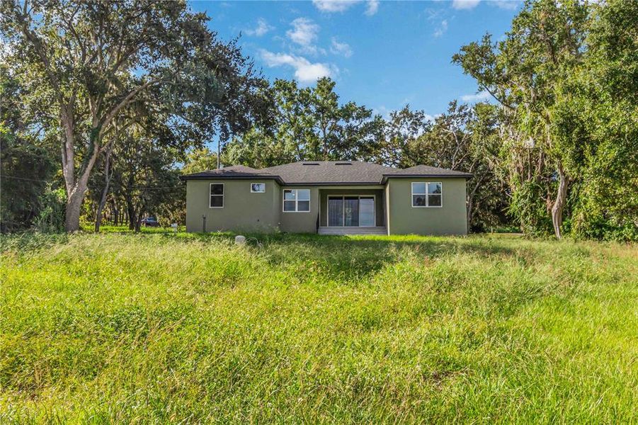 Exterior details and patio area of a home in , Clermont (Image 4).