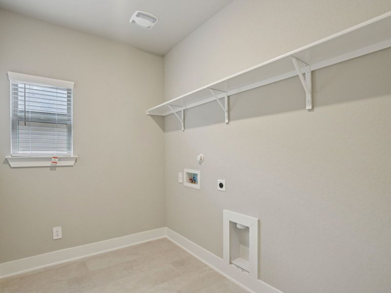 Spacious, unfurnished interior of a new home in Lark Canyon, New Braunfels (Image 30).