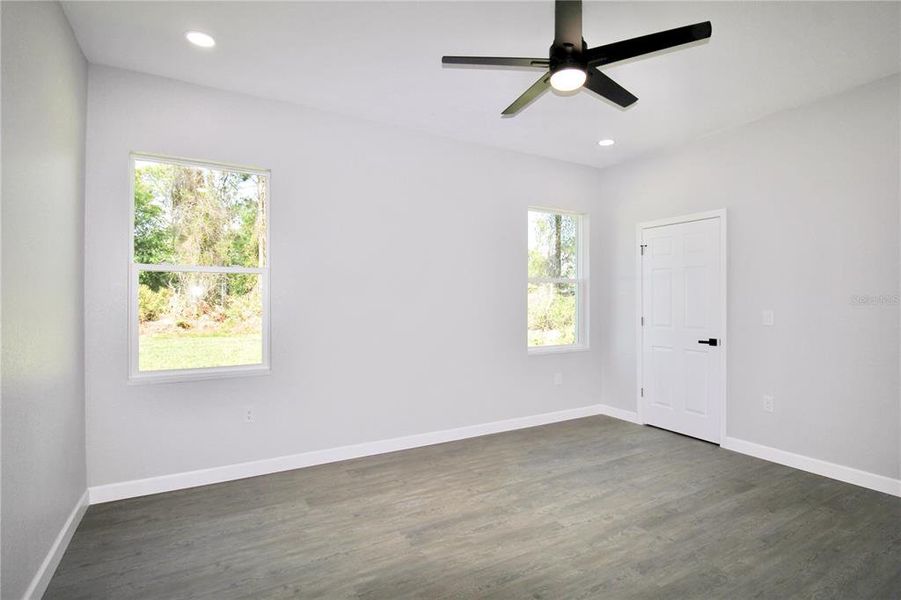 Spacious, unfurnished interior of a new home in , Sebring (Image 19).