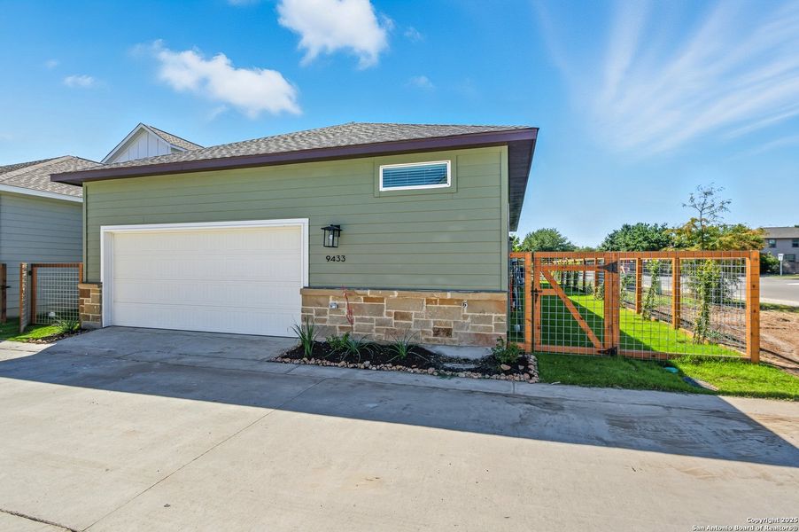 Exterior details and patio area of a home in The Crossvine – Garden Homes, Schertz (Image 2). Exterior details and patio area of a home in The Crossvine – Garden Homes, Schertz (Image 2).