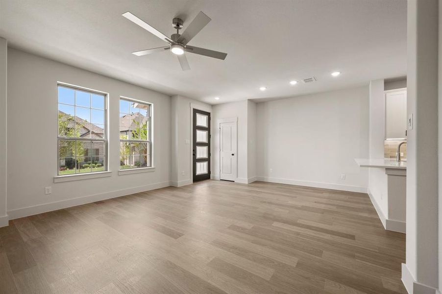 Welcome into your light and bright new lock & leave home! Welcome into your light and bright new lock & leave home!