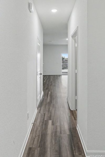 Spacious, unfurnished interior of a new home in Hennersby Hollow, San Antonio (Image 15).