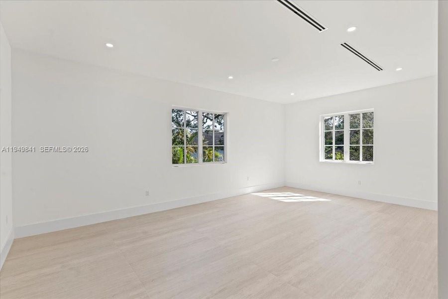 Spacious, unfurnished interior of a new home in , Pinecrest (Image 33).