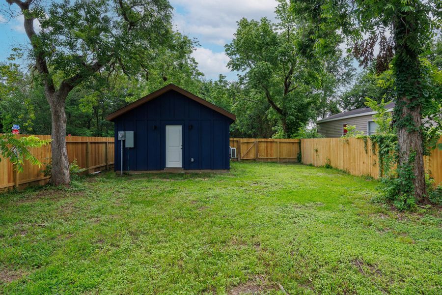 Exterior details and patio area of a home in , Baytown (Image 14).