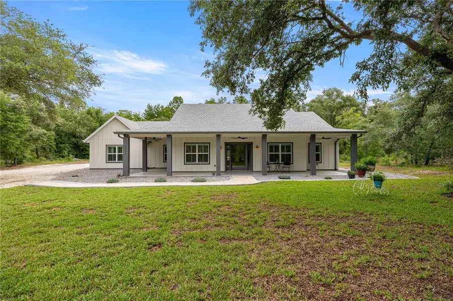 Exterior details and patio area of a home in , Dunnellon (Image 30). Exterior details and patio area of a home in , Dunnellon (Image 30).