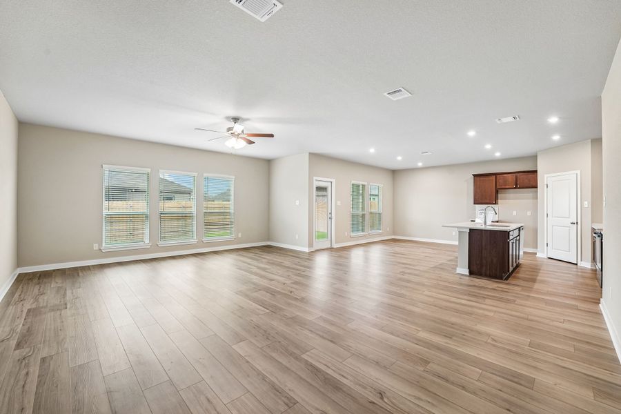 Spacious, unfurnished interior of a new home in Grove East, Temple (Image 8).