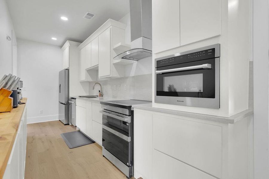 Furnished interior view inside a new home in , Marietta (Image 14).
