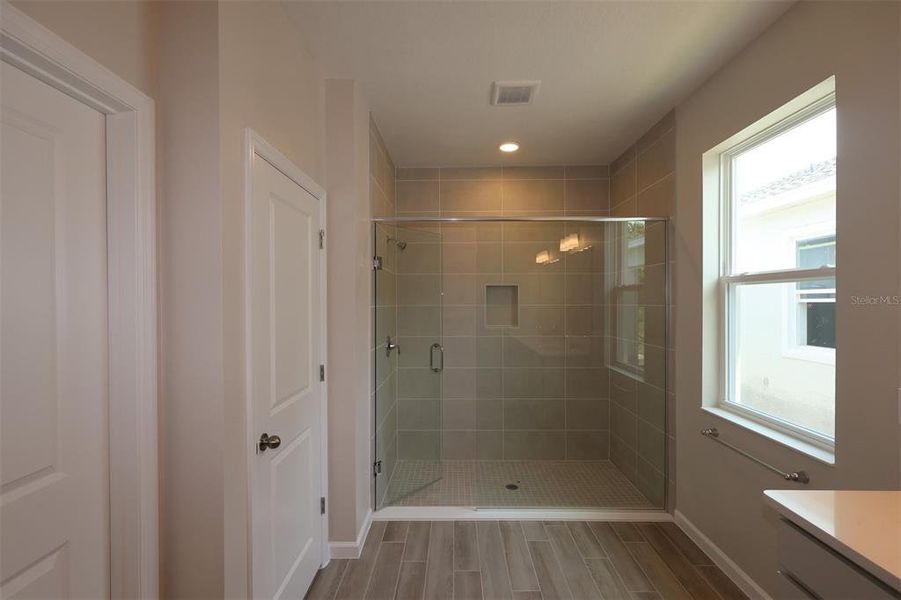 Spacious, unfurnished interior of a new home in Center Lake on the Park, St. Cloud (Image 7).