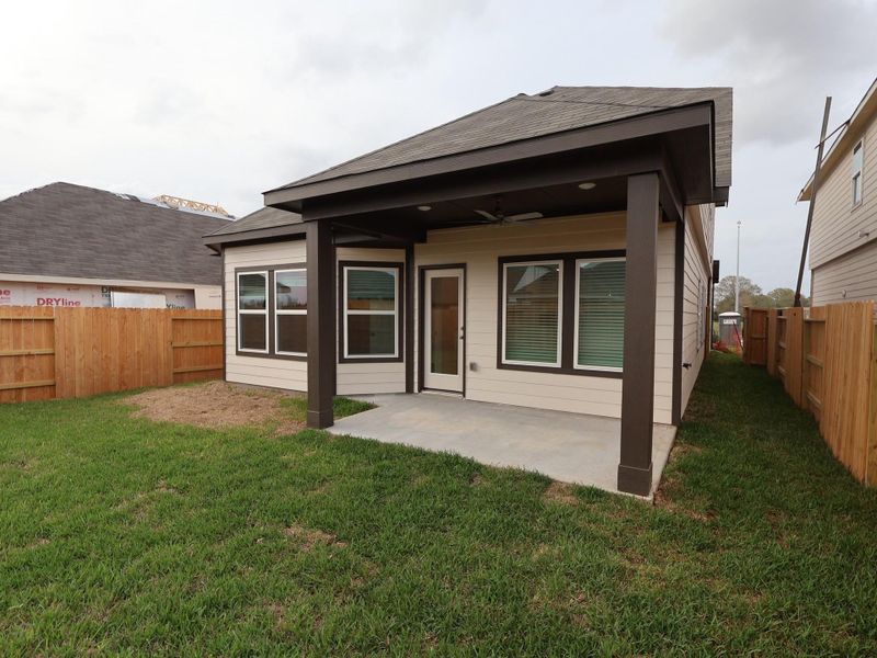 Exterior details and patio area of a home in Summerview, Fulshear (Image 17).