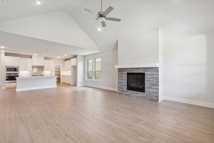 Spacious, unfurnished interior of a new home in Dove Hollow, Waxahachie (Image 21).