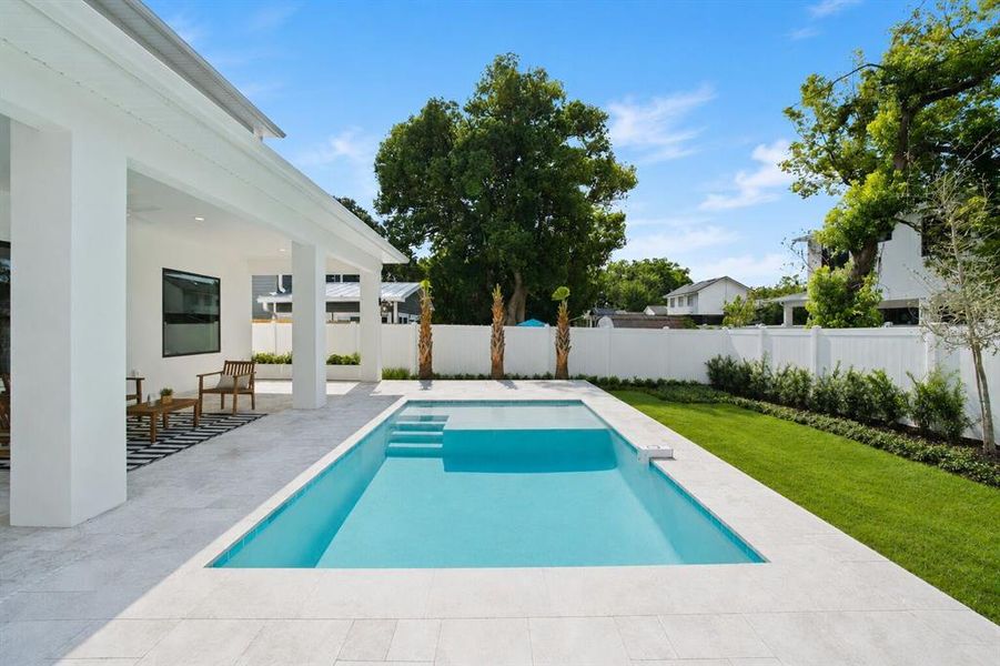 Exterior details and patio area of a home in , Orlando (Image 4).