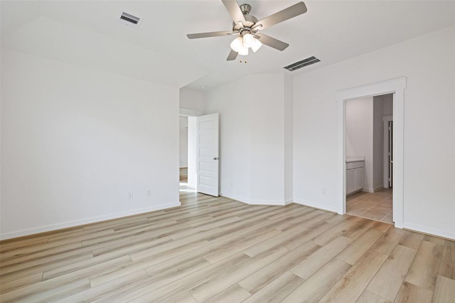 Spacious, unfurnished interior of a new home in Sunterra, Katy (Image 16). Spacious, unfurnished interior of a new home in Sunterra, Katy (Image 16).