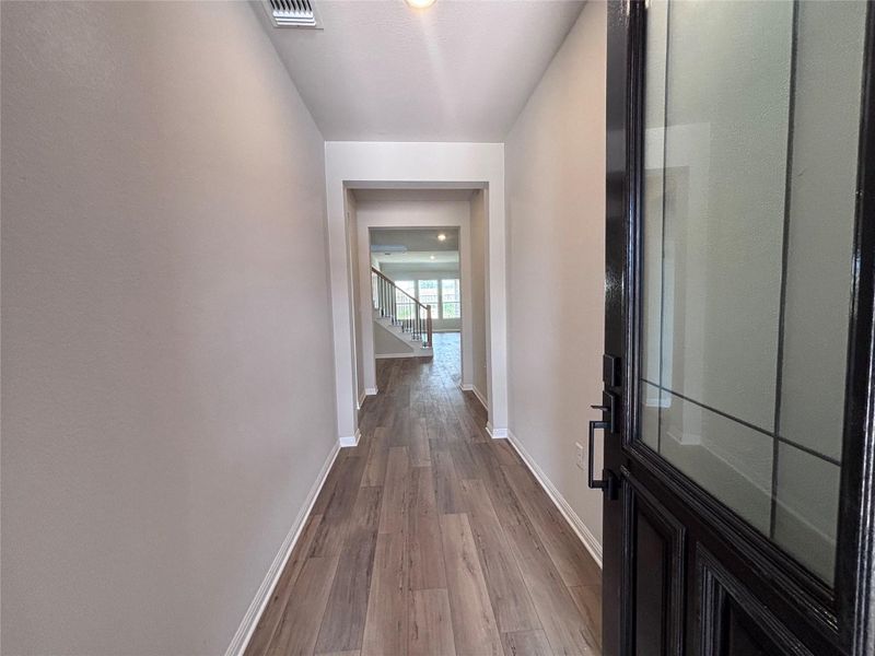 Spacious, unfurnished interior of a new home in The Colony, Bastrop (Image 8).