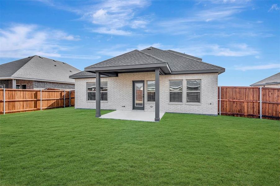 Exterior details and patio area of a home in Rolling Ridge, Van Alstyne (Image 3).