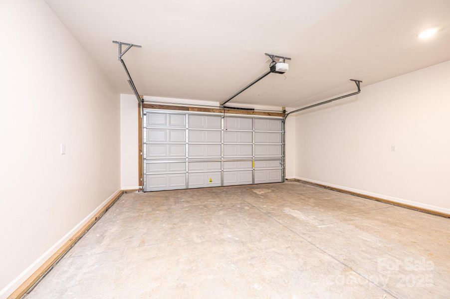 Spacious, unfurnished interior of a new home in , Hickory (Image 26).