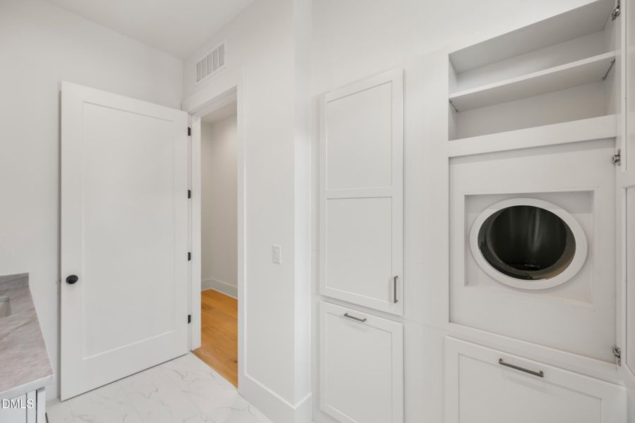 21 -2817 claremont rd, interior