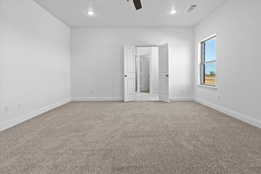 Spacious, unfurnished interior of a new home in Honeysuckle Ranch, Paradise (Image 22).