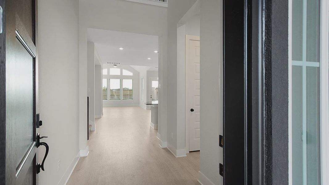 Spacious, unfurnished interior of a new home in Nolina, Georgetown (Image 9).