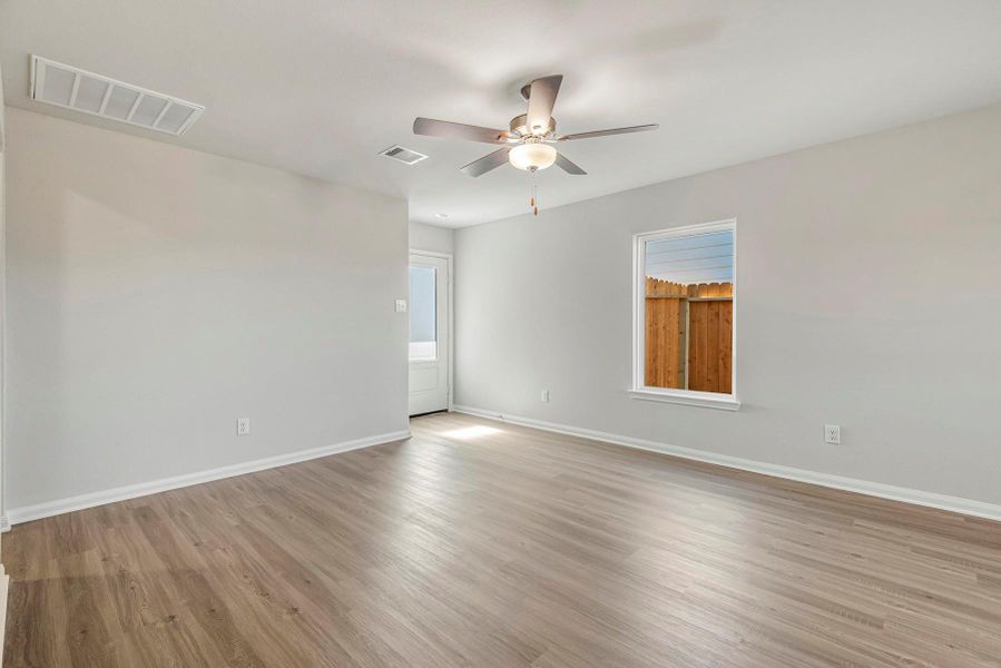 Spacious, unfurnished interior of a new home in Wayside Village, Houston (Image 10).