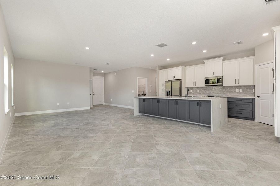 Spacious, unfurnished interior of a new home in , Palm Bay (Image 9).