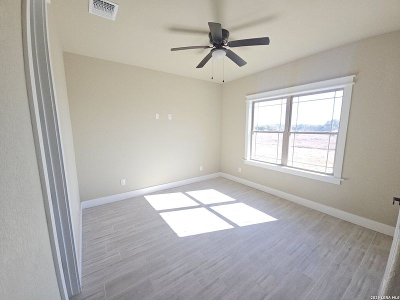 Spacious, unfurnished interior of a new home in , Bandera (Image 21).