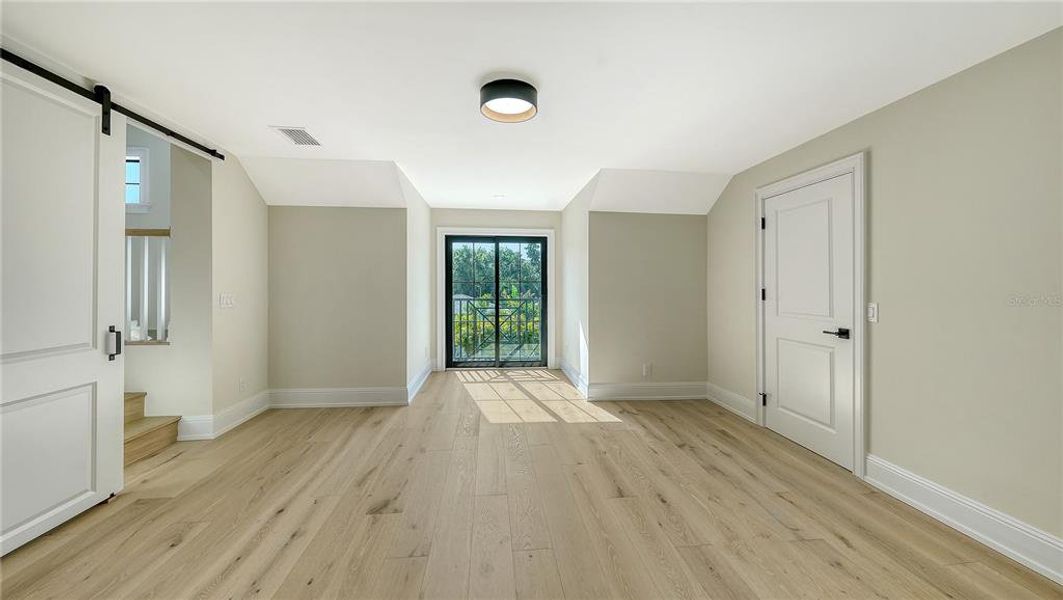 Spacious, unfurnished interior of a new home in , Sarasota (Image 46).