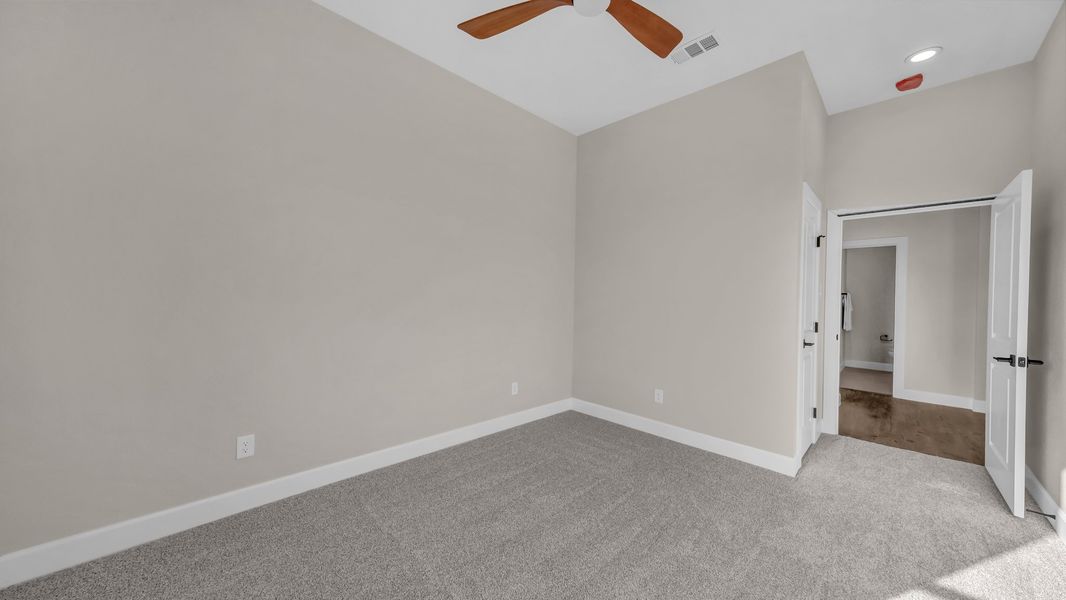 Spacious, unfurnished interior of a new home in Oak Water Ranch, Granbury (Image 21). Spacious, unfurnished interior of a new home in Oak Water Ranch, Granbury (Image 21).