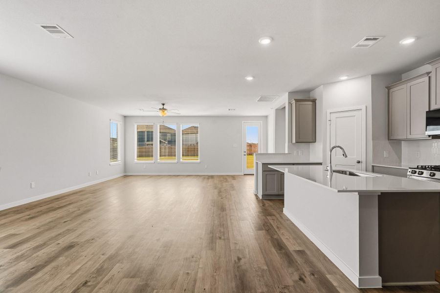 Spacious, unfurnished interior of a new home in Fulshear Lakes, Fulshear (Image 11). Spacious, unfurnished interior of a new home in Fulshear Lakes, Fulshear (Image 11).